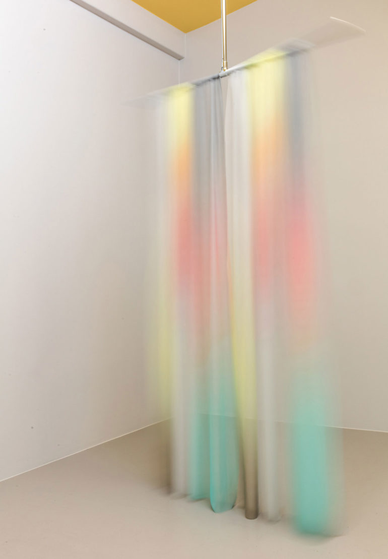 Installations de soie imprimée de Justin Morin