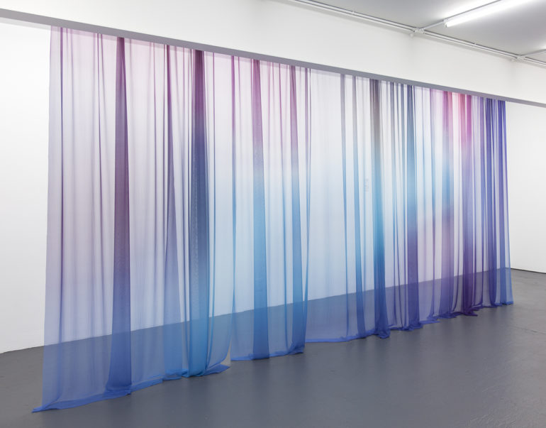 Installations de soie imprimée de Justin Morin