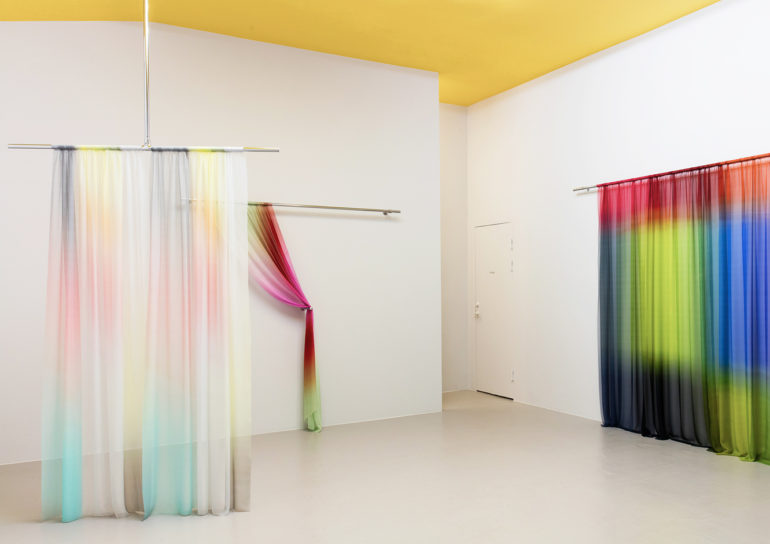 Installations de soie imprimée de Justin Morin