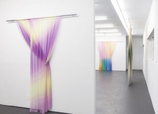 Installation en soie imprimée ‘Equilibrium’ de Justin Morin