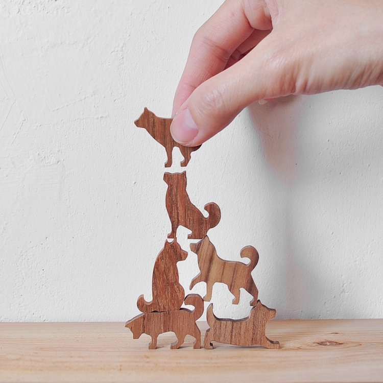 Petit jeu de pile de chien en bois