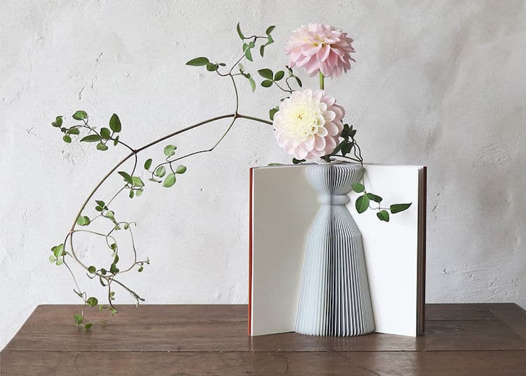 Vase livre de conte fleuri