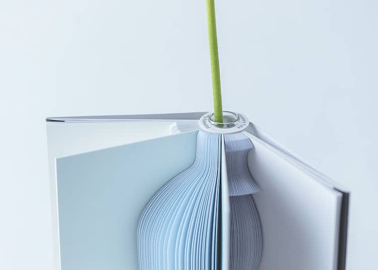 Vase livre de conte fleuri