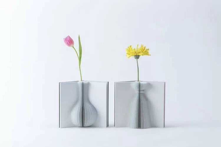 Vase livre de conte fleuri