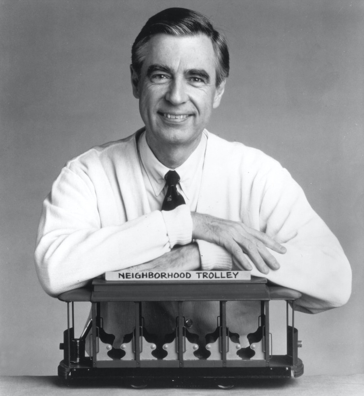 Chaque cardigan de couleur que Mister Rogers a jamais porté dans l'ordre chronologique