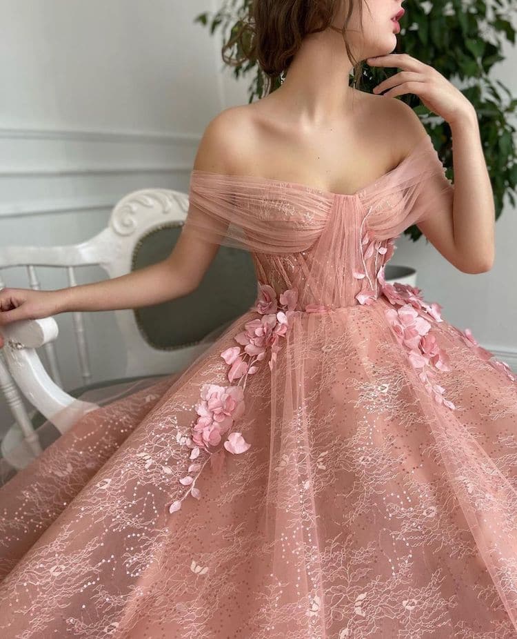 Robes féminines de Teuta Matoshi