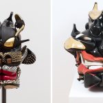 Sculptures assemblées par l’artiste Willie Cole regroupent des talons hauts en masques expressifs