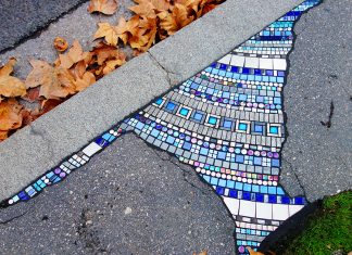 Les mosaïques en céramique réparent les trottoirs, les nids-de-poule et les bâtiments fissurés dans des interventions dynamiques par Ememem