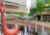 Un écureuil de 15 mètres de haut repose sur sa queue touffue pour regarder dans un jardin botanique de Chongqing