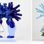 Le coronavirus surmonte satiriquement les figurines kitsch sculptées avec de la porcelaine
