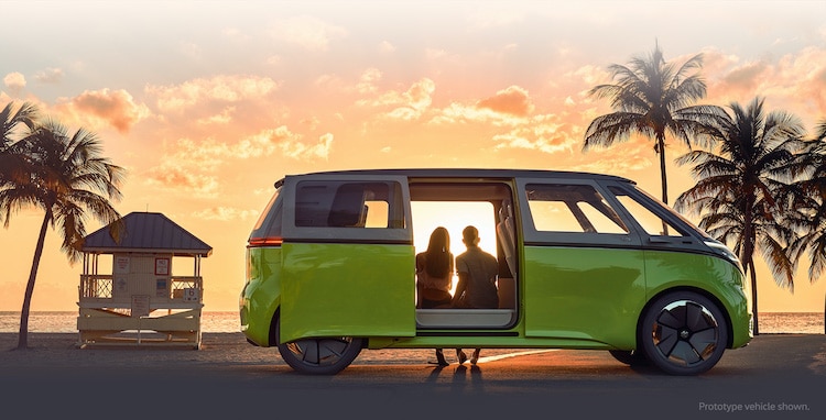 Volkswagen ID Buzz au coucher du soleil