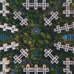 Des prises de vue abstraites encadrent les modèles d’architecture sans fin dans des photos qui se plient en perspective