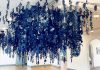 Un carré fleuri de denim recyclé pousse du plafond dans le « jardin secret » d’Ian Berry