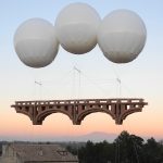 Des ponts monumentaux en carton flottent dans le ciel dans les installations temporaires d’Olivier Grossetête