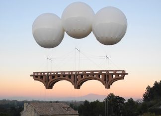 Des ponts monumentaux en carton flottent dans le ciel dans les installations temporaires d’Olivier Grossetête