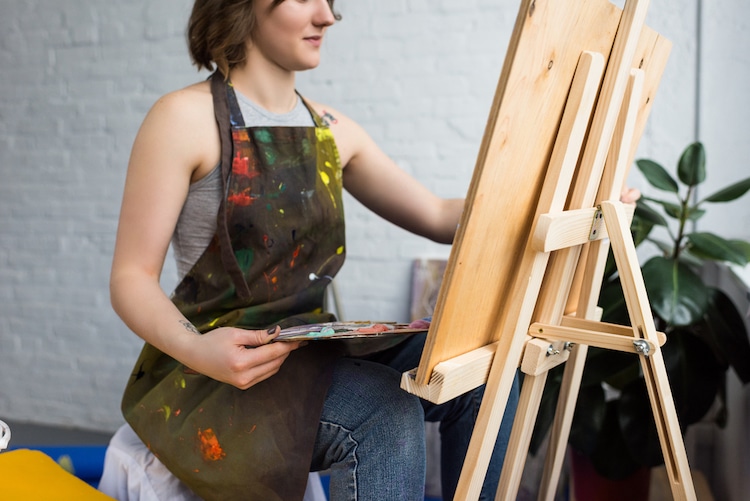 Artiste travaillant sur un chevalet