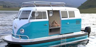 Ce concept créatif transforme un bus VW en un bateau ponton de luxe