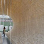 12 000 feuilles de papier de riz froissé autour d’une installation monumentale de Zhu Jinshi