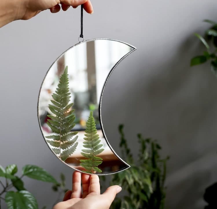 Déco murale à fleurs pressées et miroir botanique Anna Paschenko