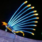 Des dinosaures illuminés parcourent le Jardin des Plantes de Paris dans un voyage spectaculaire dans le temps