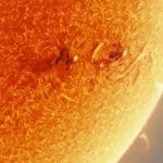 Un composite massif de 150 000 images révèle les détails tourbillonnants et plumeux du soleil