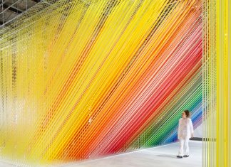 6 000 bandes de Washi Tape se croisent dans une installation kaléidoscopique de l’artiste Emmanuelle Moureaux