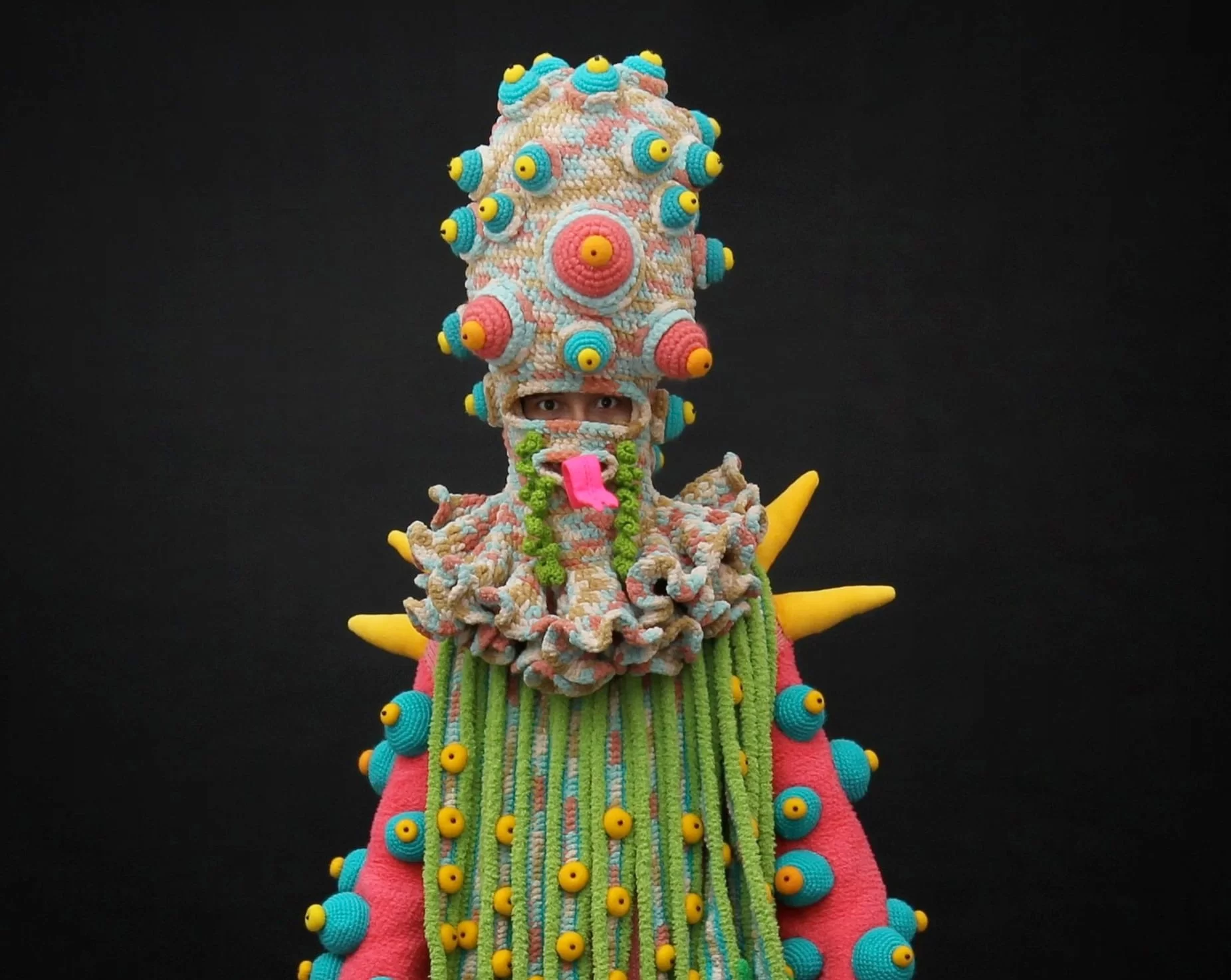 Une personne portant un costume en tricot évoquant les créatures marines de l'artiste Mulyana.