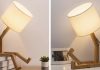 Cette lampe de table en bois unique est parfaite pour les personnes seules