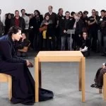 Marina Abramović recrée son emblématique “L’artiste est présent” pour collecter des fonds pour les Ukrainiens dans le besoin
