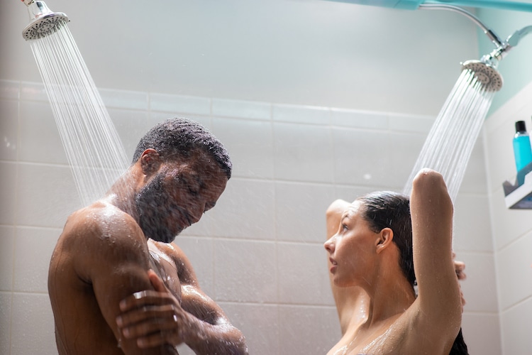Un produit innovant permet aux couples de mousser ensemble dans n'importe  quelle douche