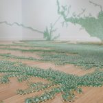 La nature précieuse des ondulations de l’eau à travers les installations tentaculaires de Maya Lin