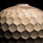 Mélange de nature et de géométrie dans une symétrie séduisante dans les navires en bois volumineux d’Oliver Chalk