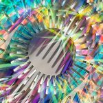 Des spectres de couleurs vives rayonnent des installations complexes de verre dichroïque de Chris Wood