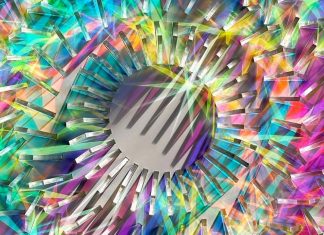 Des spectres de couleurs vives rayonnent des installations complexes de verre dichroïque de Chris Wood