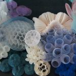 Des grappes de sculptures textiles diaphanes de Mariko Kusumoto évoquent le fond de l’océan